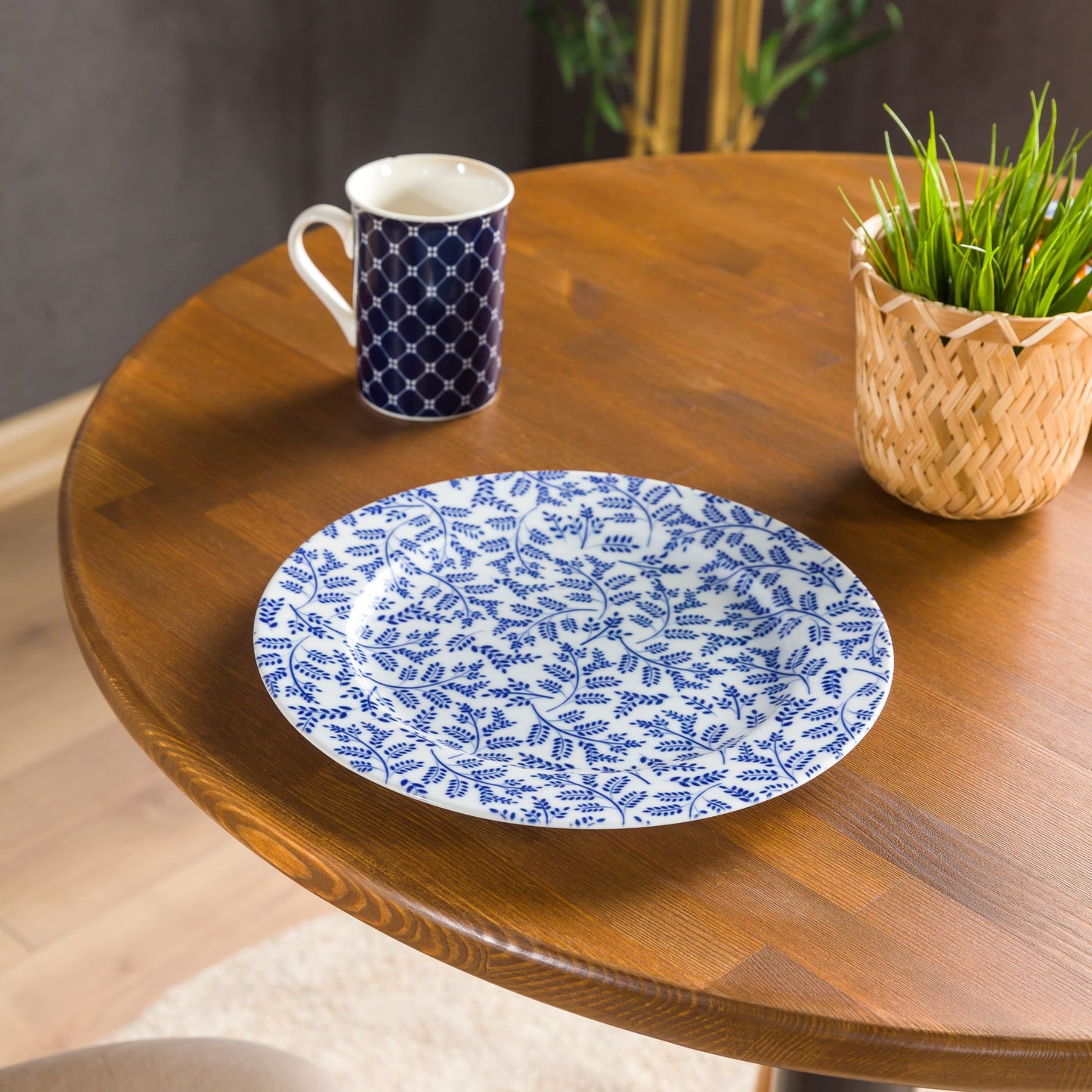 Solid Pine Wood Round Dining Table with Metal Tulip Leg
